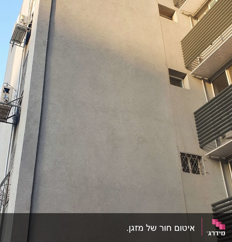 קיר בניין עם סדק לאטימה